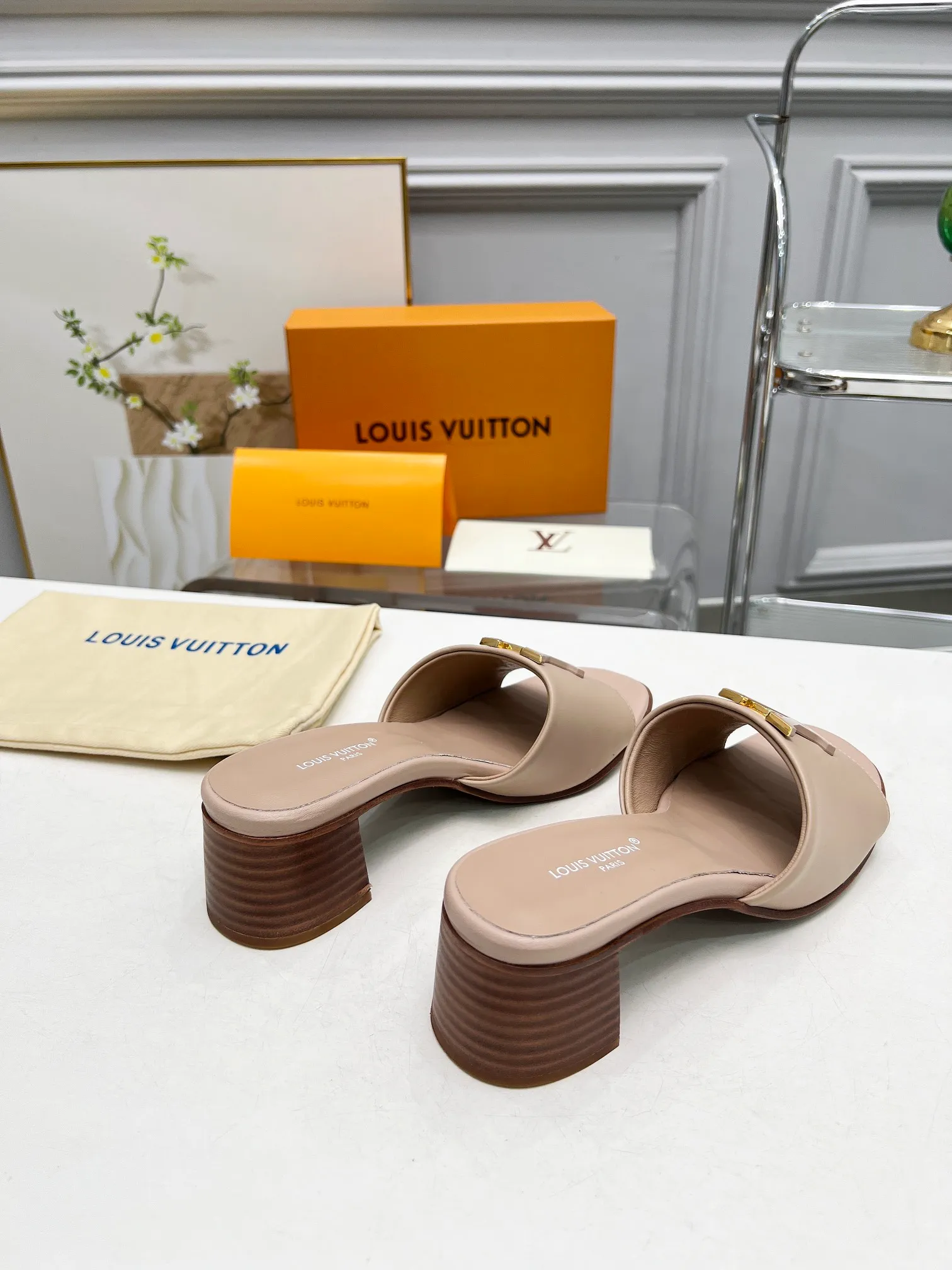 👟👟Ex-factory price 460👟👟Louis Vuitton/Louis Vuitton women's new sandals LV SUNSET COMFORT flat sandals are made of exquisite cowhide and sheepskin lining, the uppers show handicrafts, and are matched with genuine leather soles*@wearing experience. LV logo hardware buckle on upper, size 35-42